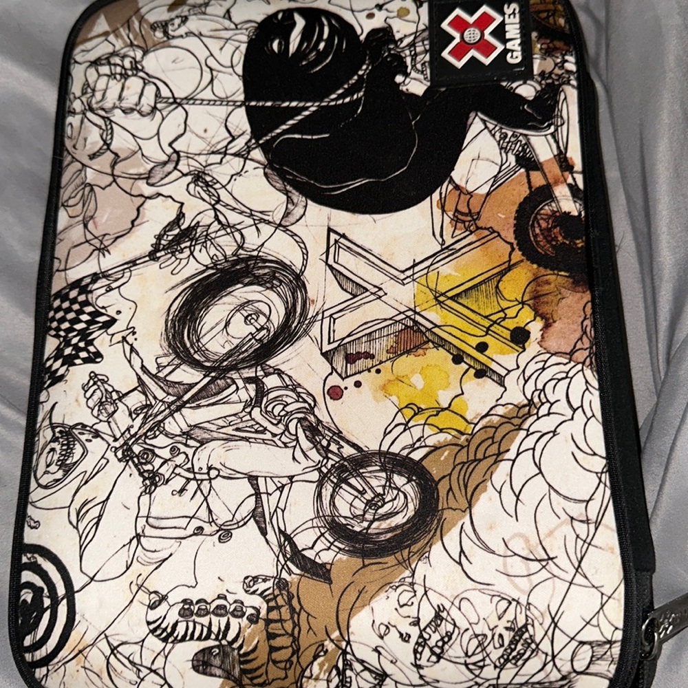 NWOT x games cool ipad case with graphic designs and full zipper so cute